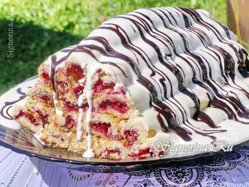 Торт "Монастырская изба" со сметанным кремом и вишней: фото