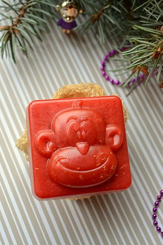 Новогоднее мыло-скраб с обезьянкой: фото
