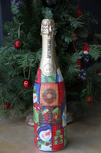 Новогодний декупаж шампанского «Пэчворк»: фото