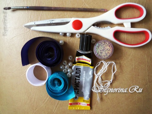 Материалы и инструменты для создания ёлочной игрушки канзаши из лент: фото 1