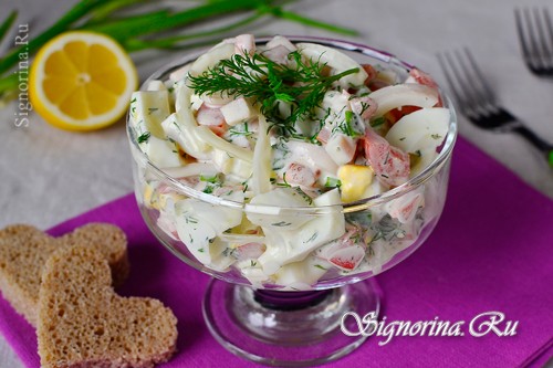 Салат с кальмаром, яйцами, помидором и маслинами — рецепт с фото пошагово