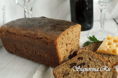 Ржаной хлеб на закваске с солодом и сухофруктами: фото