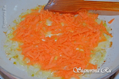 Добавление моркови в лук: фото 7