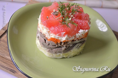 Слоеный салат с языком и грейпфрутом: фото
