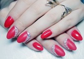 Красный дизайн ногтей гель-лаком со стразами и бульонками в домашних условиях