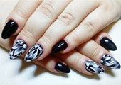 Чёрно-белый дизайн ногтей гель-лаком с цветами в домашних условиях