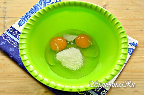 Добавление в яйца соли, сахара и ванили: фото 3