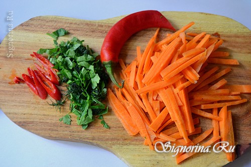 Измельчённые морковь, перец, чеснок и зелень: фото 4