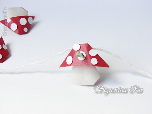Мастер-класс по созданию гирлянды из грибов мухоморов в технике оригами: фото 18