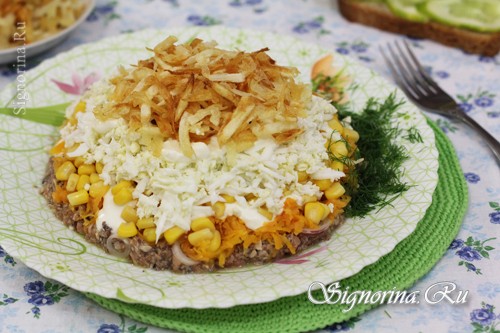 Слоеный салат из сайры, кукурузы и картошки фри: фото