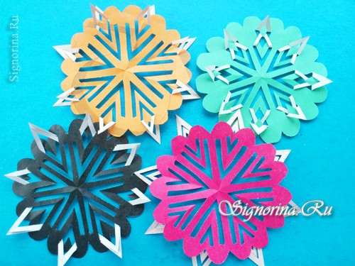 Новогодние снежинки из цветной бумаги в технике киригами: фото