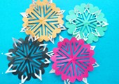 Новогодние снежинки из цветной бумаги в технике киригами: мастер-класс детской поделки