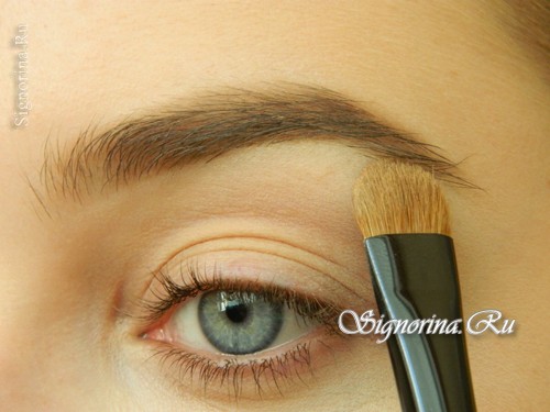 Мастер-класс по созданию макияжа с изумрудно-коричневыми тенями и стрелкой: фото 2