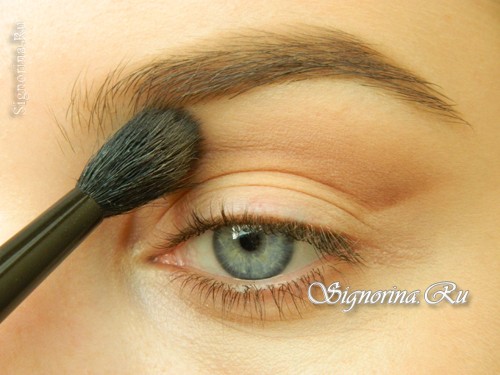 Мастер-класс по созданию макияжа с изумрудно-коричневыми тенями и стрелкой: фото 5