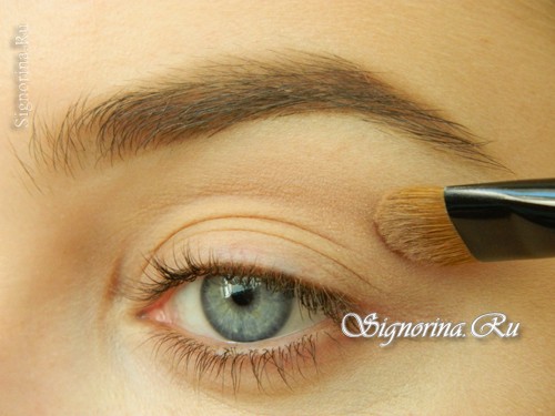 Мастер-класс по созданию макияжа с изумрудно-коричневыми тенями и стрелкой: фото 3