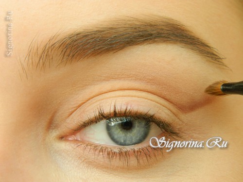 Мастер-класс по созданию макияжа с изумрудно-коричневыми тенями и стрелкой: фото 4
