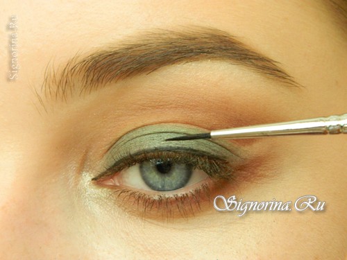 Мастер-класс по созданию макияжа с изумрудно-коричневыми тенями и стрелкой: фото 11