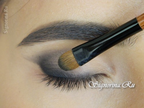Мастер-класс по созданию макияжа глаз в восточном стиле для карих глаз: фото 3