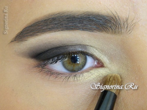 Мастер-класс по созданию макияжа глаз в восточном стиле для карих глаз: фото 5