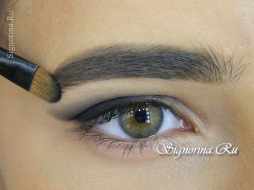 Мастер-класс по созданию макияжа глаз в восточном стиле для карих глаз: фото 4