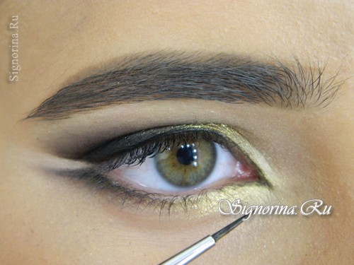 Мастер-класс по созданию макияжа глаз в восточном стиле для карих глаз: фото 12