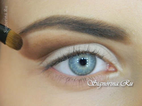 Мастер-класс по созданию макияжа для голубых глаз со стрелкой: фото 4