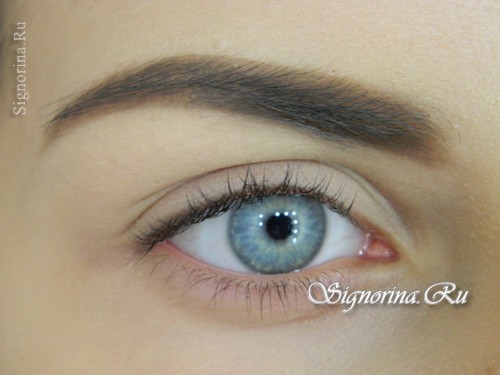 Мастер-класс по созданию макияжа для голубых глаз со стрелкой: фото 1