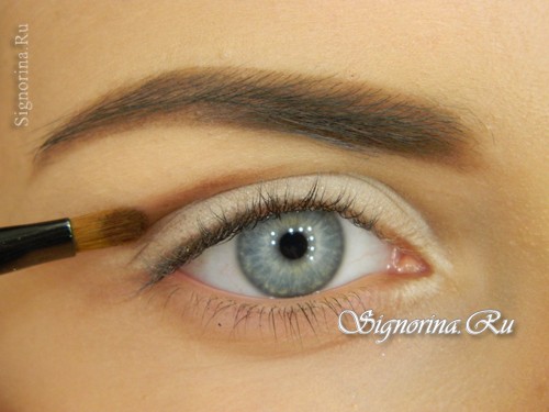 Мастер-класс по созданию макияжа для голубых глаз со стрелкой: фото 3