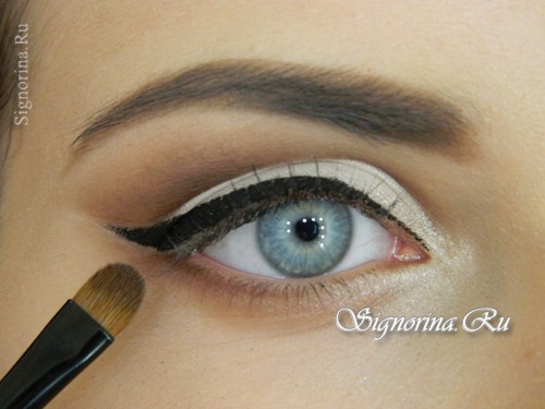 Мастер-класс по созданию макияжа для голубых глаз со стрелкой: фото 11