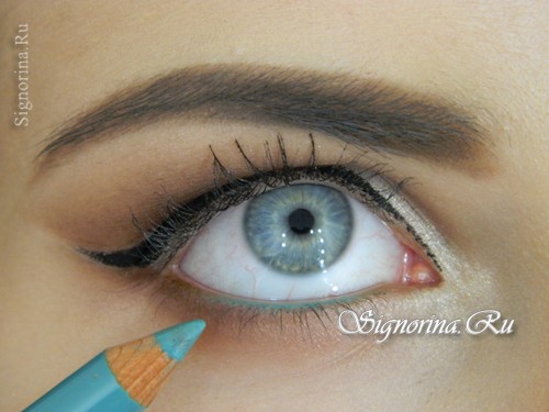Мастер-класс по созданию макияжа для голубых глаз со стрелкой: фото 12