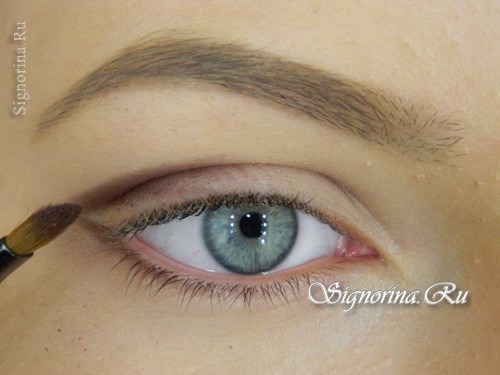Мастер-класс по созданию классического свадебного макияжа для голубых глаз: фото 3