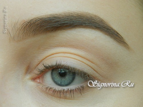 Мастер-класс по созданию вечернего макияжа для голубых глаз с золотисто-коричневыми тенями: фото 1