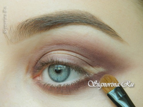 Мастер-класс по созданию вечернего макияжа для голубых глаз с золотисто-коричневыми тенями: фото 6