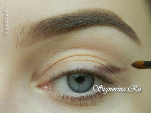 Мастер-класс по созданию вечернего макияжа для голубых глаз с золотисто-коричневыми тенями: фото 2