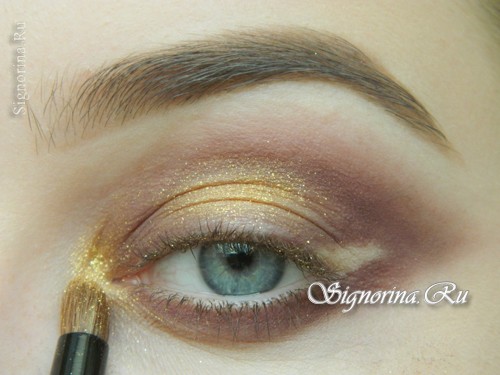 Мастер-класс по созданию вечернего макияжа для голубых глаз с золотисто-коричневыми тенями: фото 9