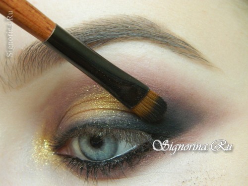 Мастер-класс по созданию вечернего макияжа для голубых глаз с золотисто-коричневыми тенями: фото 12