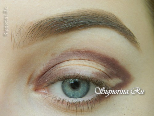 Мастер-класс по созданию вечернего макияжа для голубых глаз с золотисто-коричневыми тенями: фото 4