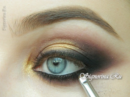 Мастер-класс по созданию вечернего макияжа для голубых глаз с золотисто-коричневыми тенями: фото 13
