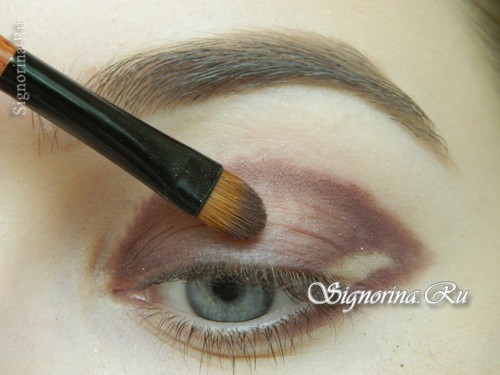 Мастер-класс по созданию вечернего макияжа для голубых глаз с золотисто-коричневыми тенями: фото 5