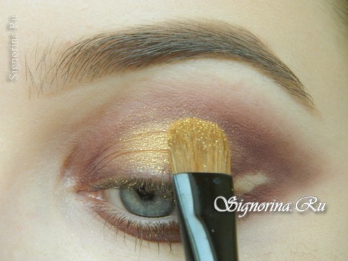 Мастер-класс по созданию вечернего макияжа для голубых глаз с золотисто-коричневыми тенями: фото 8