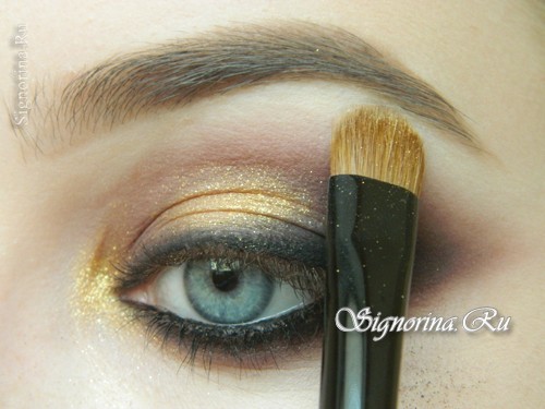 Мастер-класс по созданию вечернего макияжа для голубых глаз с золотисто-коричневыми тенями: фото 14