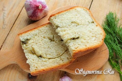 Белый хлеб в мультиварке Редмонд с чесноком и укропом: фото