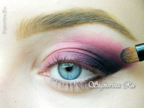 Мастер-класс по созданию вечернего макияжа Смоки айс с ярко-розовыми тенями: фото 6