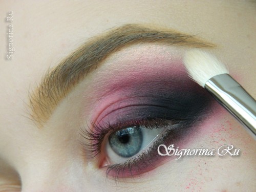 Мастер-класс по созданию вечернего макияжа Смоки айс с ярко-розовыми тенями: фото 8