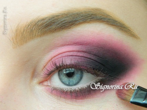 Мастер-класс по созданию вечернего макияжа Смоки айс с ярко-розовыми тенями: фото 7