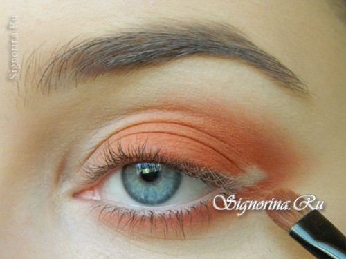 Мастер-класс по созданию осеннего макияжа с персиковыми тенями: фото 6