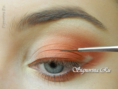 Мастер-класс по созданию осеннего макияжа с персиковыми тенями: фото 11