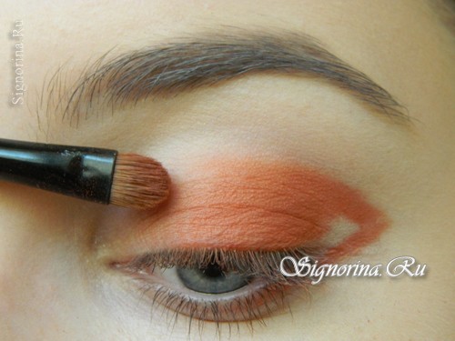 Мастер-класс по созданию осеннего макияжа с персиковыми тенями: фото 4