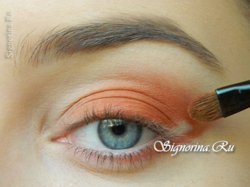 Мастер-класс по созданию осеннего макияжа с персиковыми тенями: фото 5