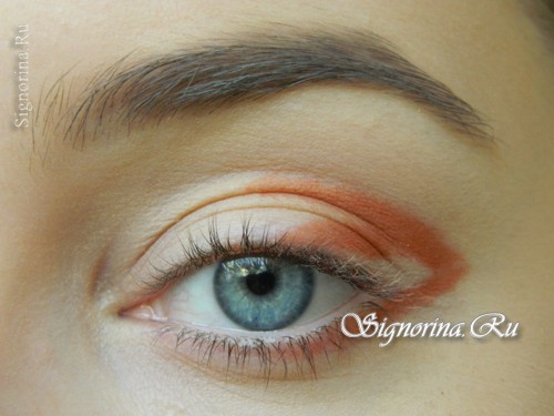 Мастер-класс по созданию осеннего макияжа с персиковыми тенями: фото 3